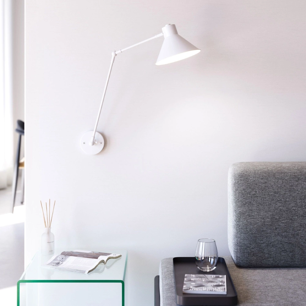 Aplique de Parede Articulado Metal Danone Lâmpada branca de parede sobre mesa de vidro junto a sofá cinzento