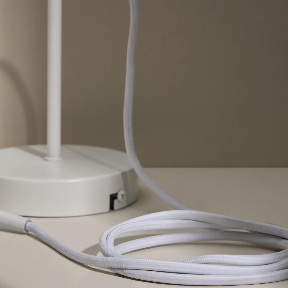 Kit Cabo Elétrico com Casquilho Branco e Cabo Branco 1,5 m base branca de candeeiro com cabos eléctricos brancos enrolados sobre uma superfície