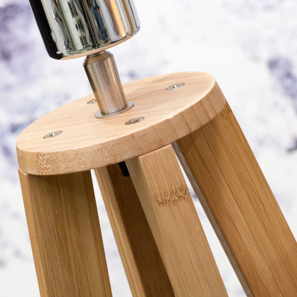 Candeeiro de Pé em Bambu e Linho Everest Pé de lâmpada tripé em madeira clara com conectores metálicos prateados