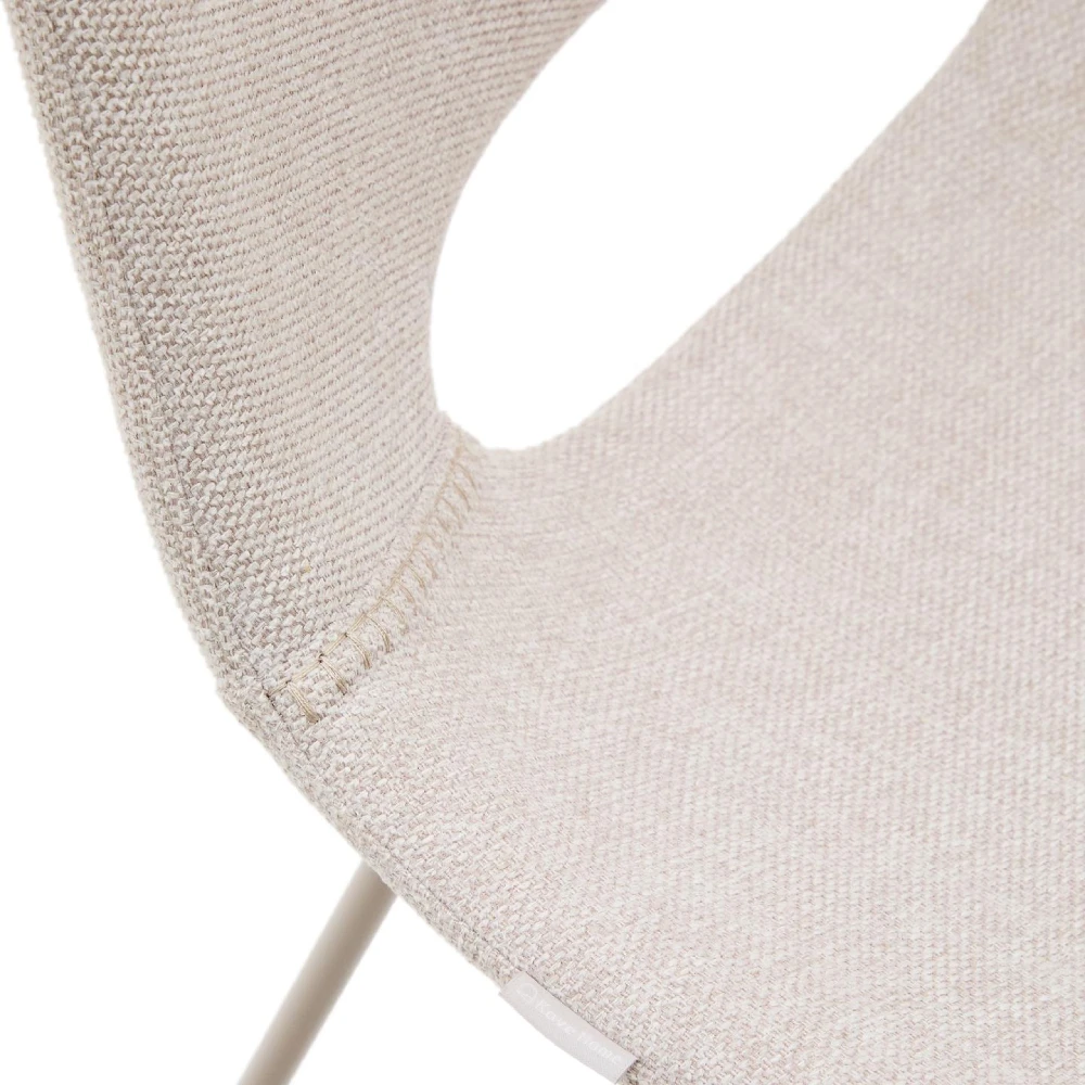 Cadeira estofada bege em metal Zaha Cadeira bege claro com estrutura metálica branca e tecido texturizado