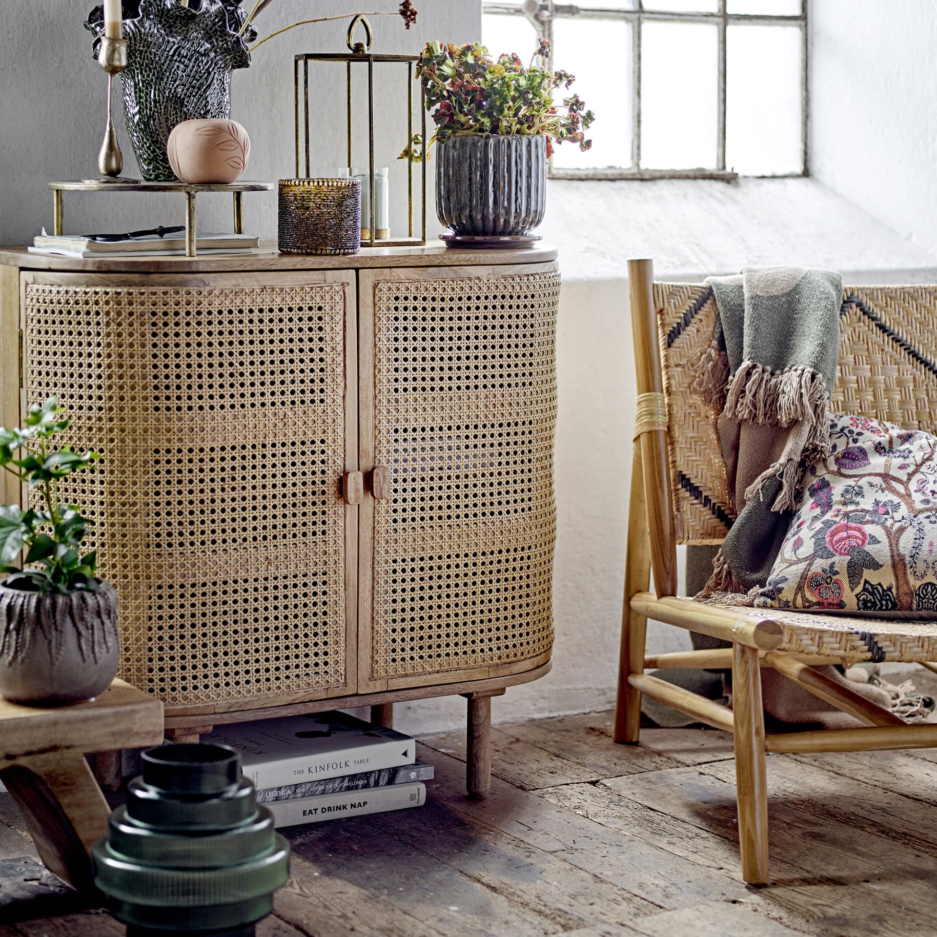 Cadeirão Lennox, madeira teca/rattan natural Móvel aparador em madeira clara com portas em palhinha e cadeira de madeira com almofada floral