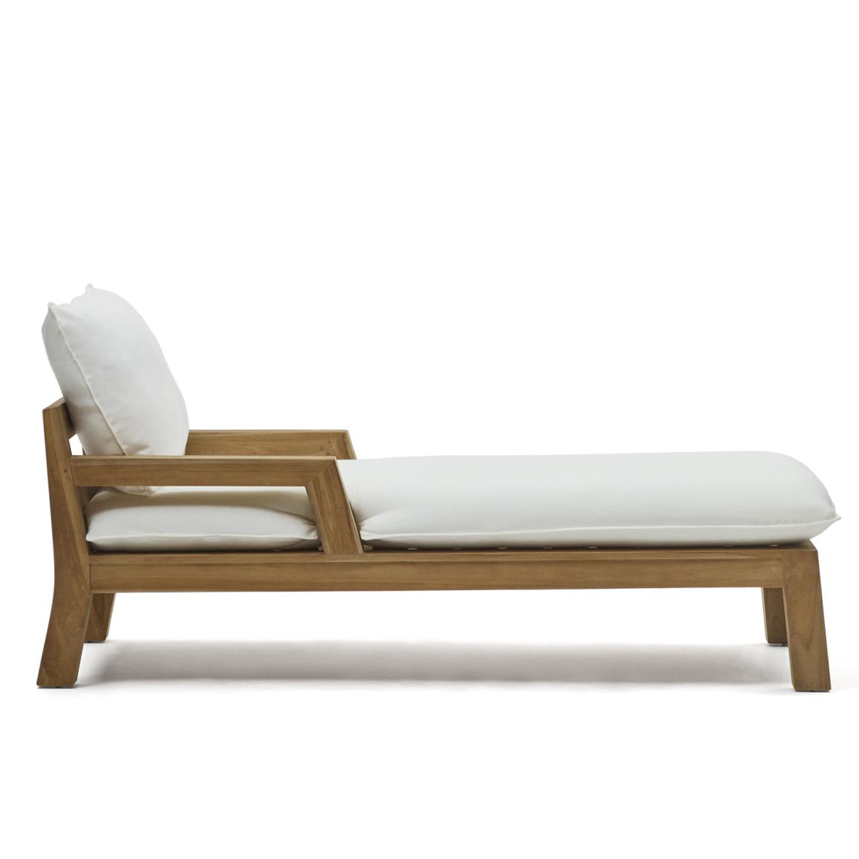 Espreguiçadeira Forcan, exterior, madeira teca Espreguiçadeira de madeira com almofadas brancas