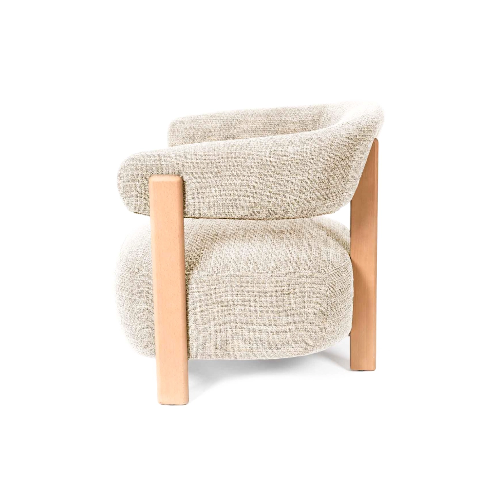 Cadeirão com braços madeira faia estofado Manila Cadeira estofada bege e pernas de madeira clara vista lateral