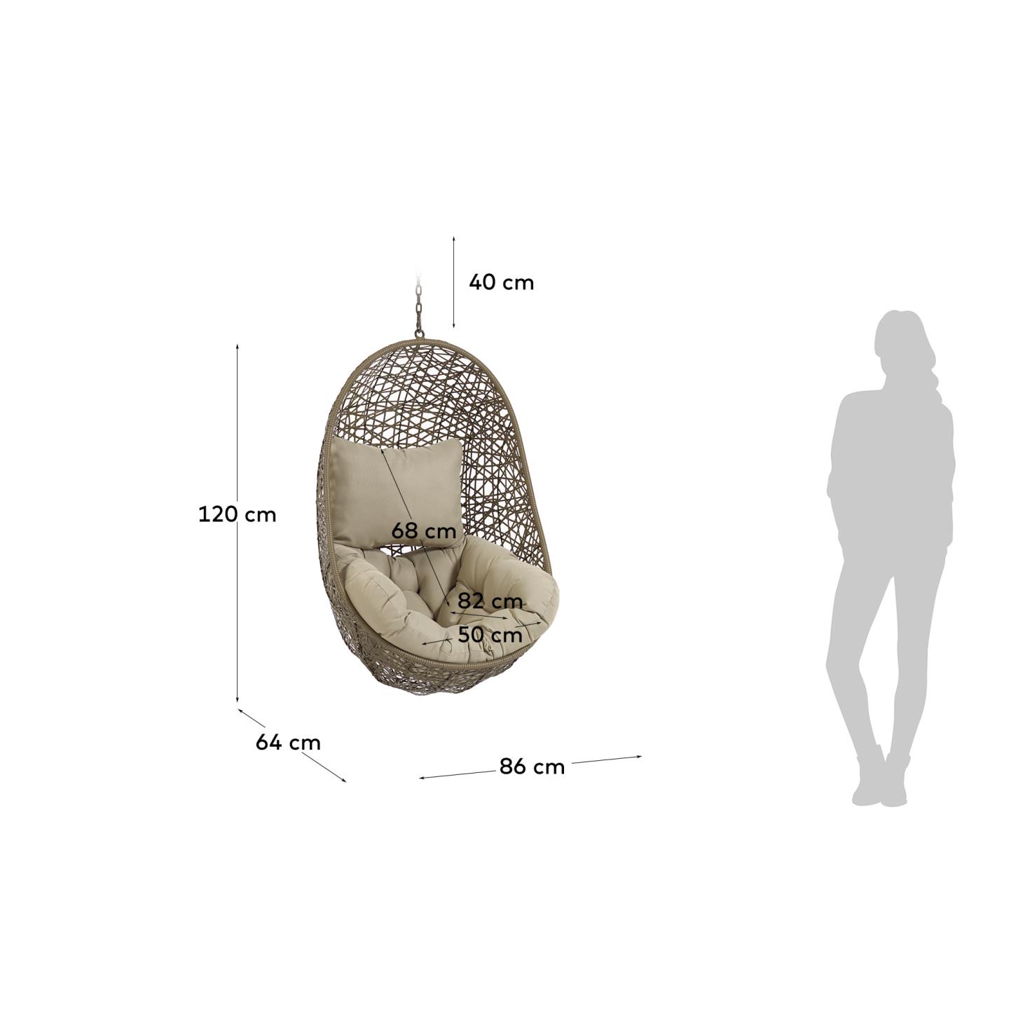 Cadeira suspensa Flora, rattan sintético, castanho Cadeira suspensa de rattan sintético castanho com almofadas bege e medidas anotadas, fundo branco.