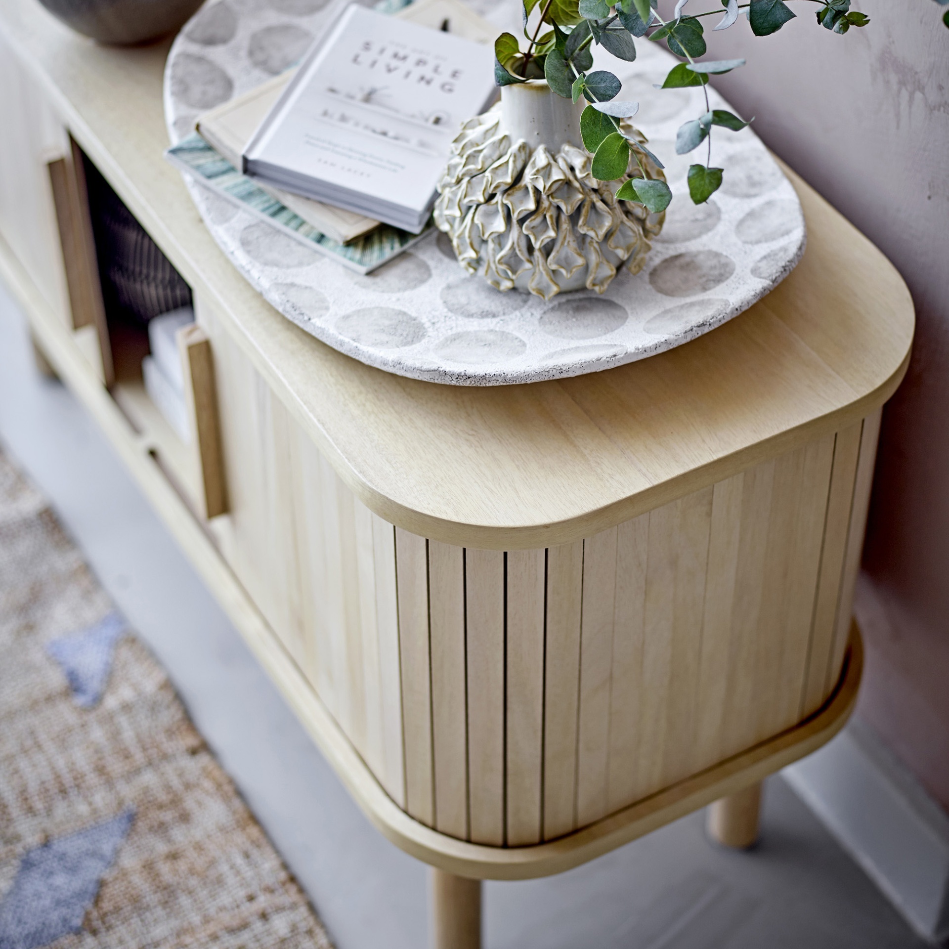 Móvel TV Lex, madeira pinho, 90x50 Móvel de madeira clara com tabuleiro, vaso e livro