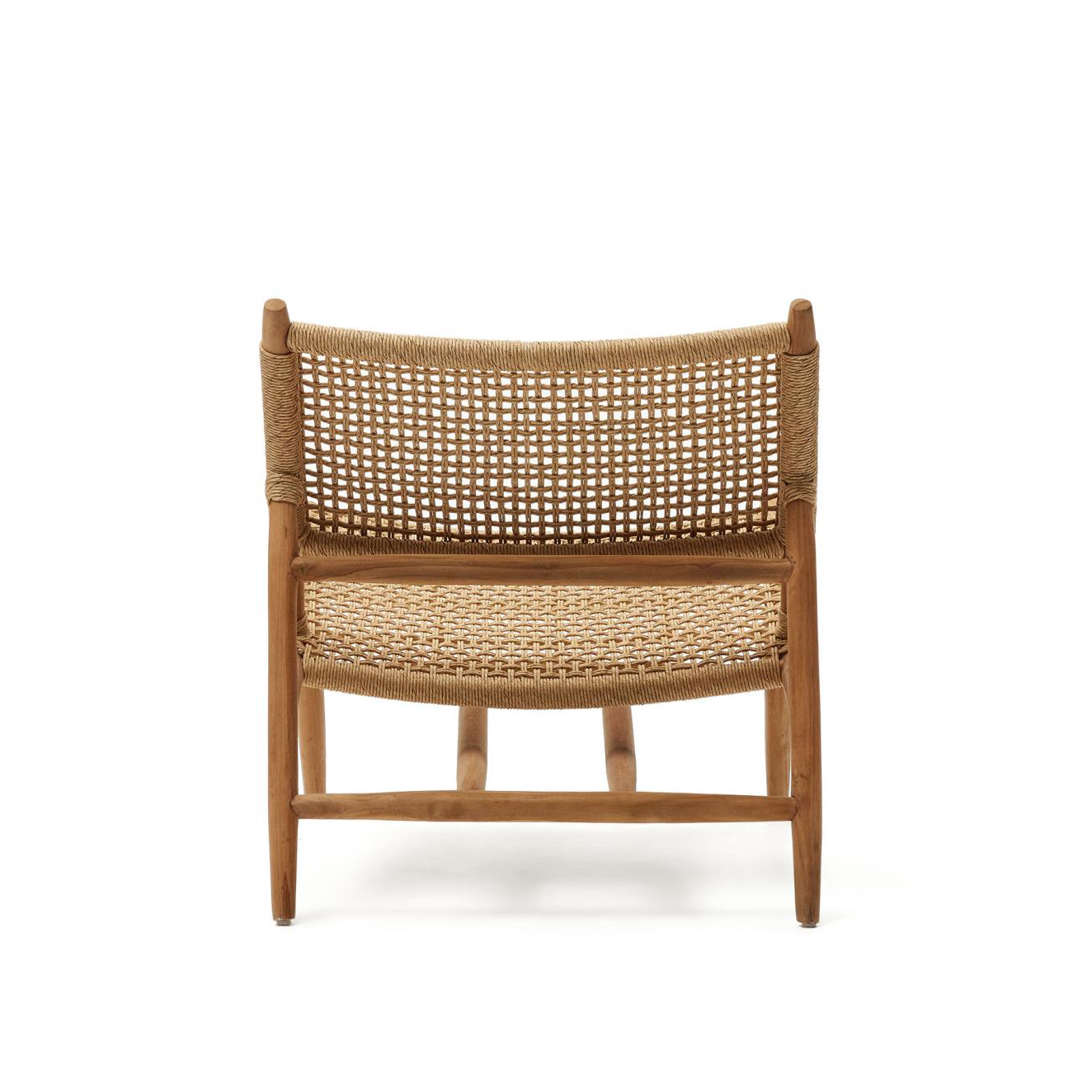 Cadeirão Codan, madeira teca/corda Cadeira de madeira com assento e encosto trançados em material natural em fundo branco