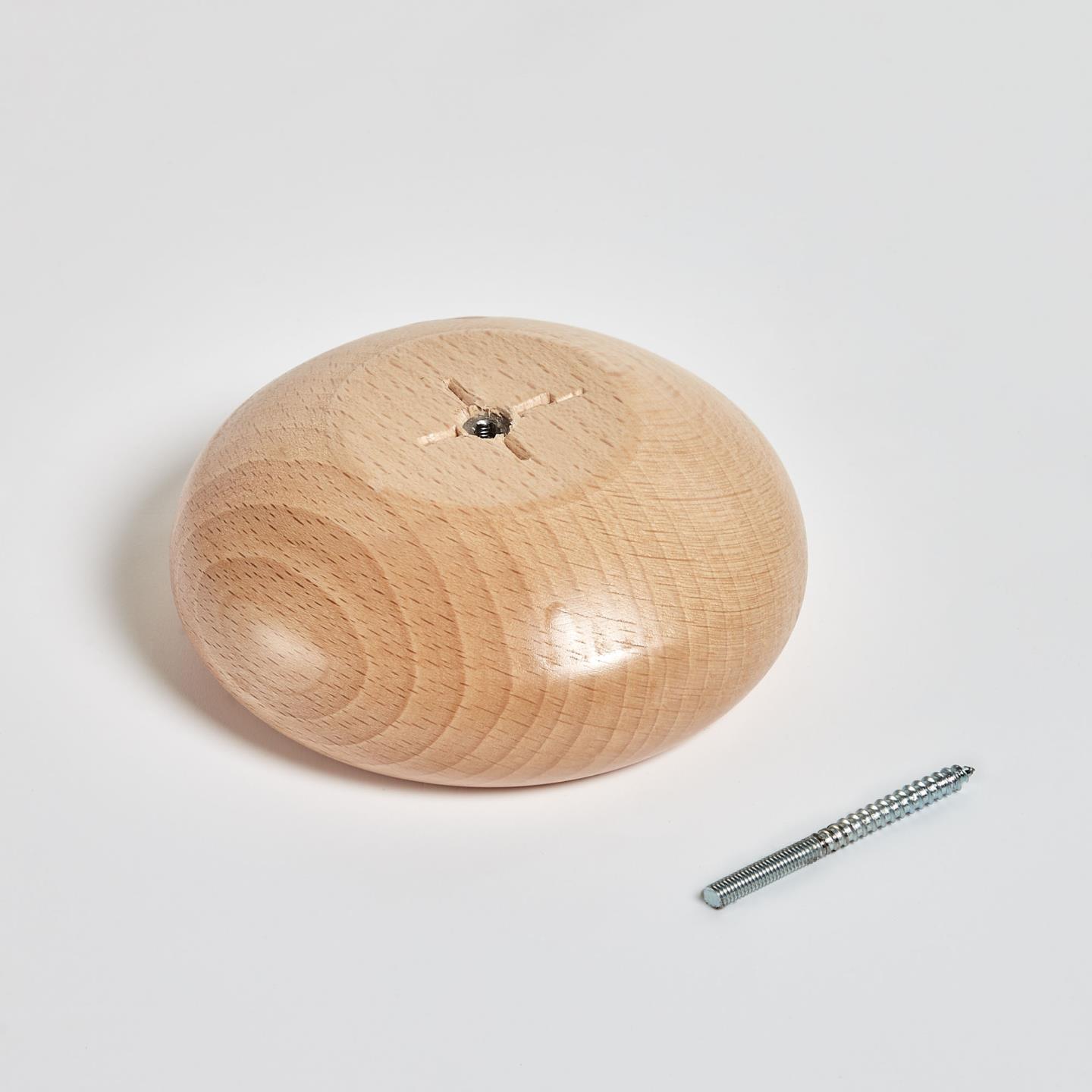 Cabides de parede Nadian, madeira faia, natural, (Conj.3) Peça redonda de madeira clara com parafuso metálico ao lado sobre superfície branca