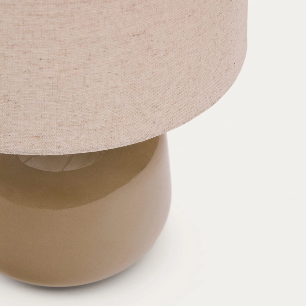 Candeeiro de Mesa em Cerâmica e Linho Bege Taia Candeeiro com base arredondada bege e cúpula de tecido bege claro