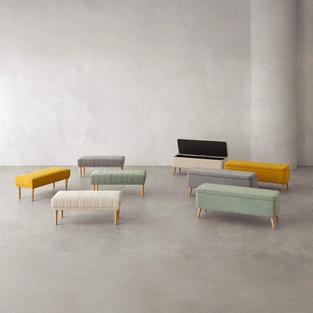 Banco com arrumação em madeira estofado Zurique Bancos retangulares estofados em várias cores com pernas de madeira, um aberto revelando armazenamento interno.