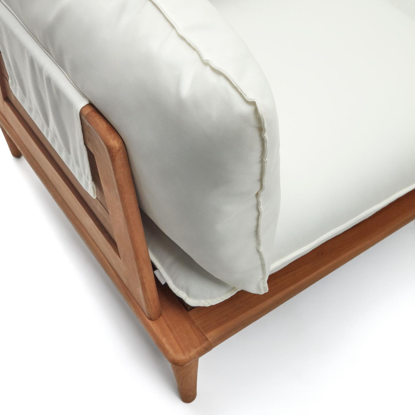 Conjunto Porto Rico, sofá 4 lugares, 2 mesas, madeira teca Canto de sofá com estrutura de madeira clara e almofadas brancas