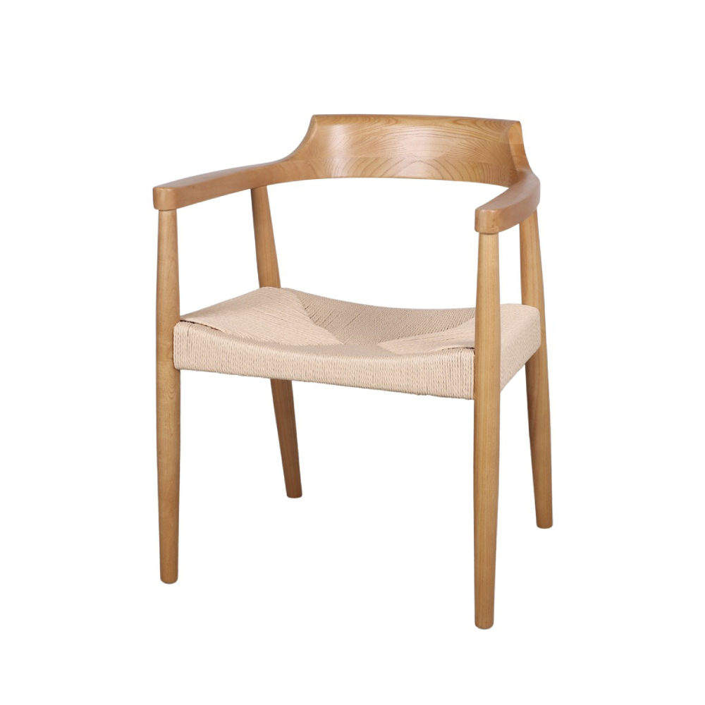 Cadeira com braços em madeira e corda bege Vagram Cadeira de madeira clara com assento bege e costas curvas