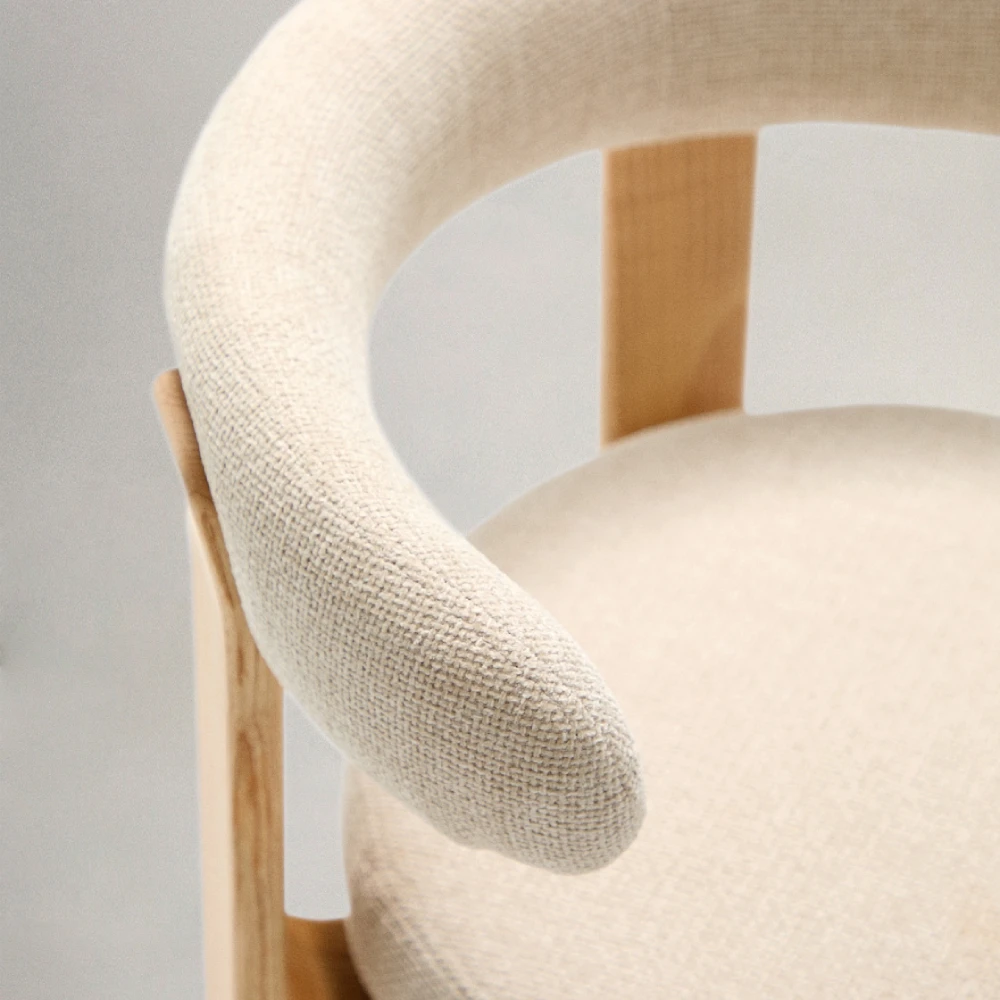 Cadeira em madeira de freixo estofada chenille Grani Cadeira com braço redondo estofado em tecido bege e estrutura de madeira clara