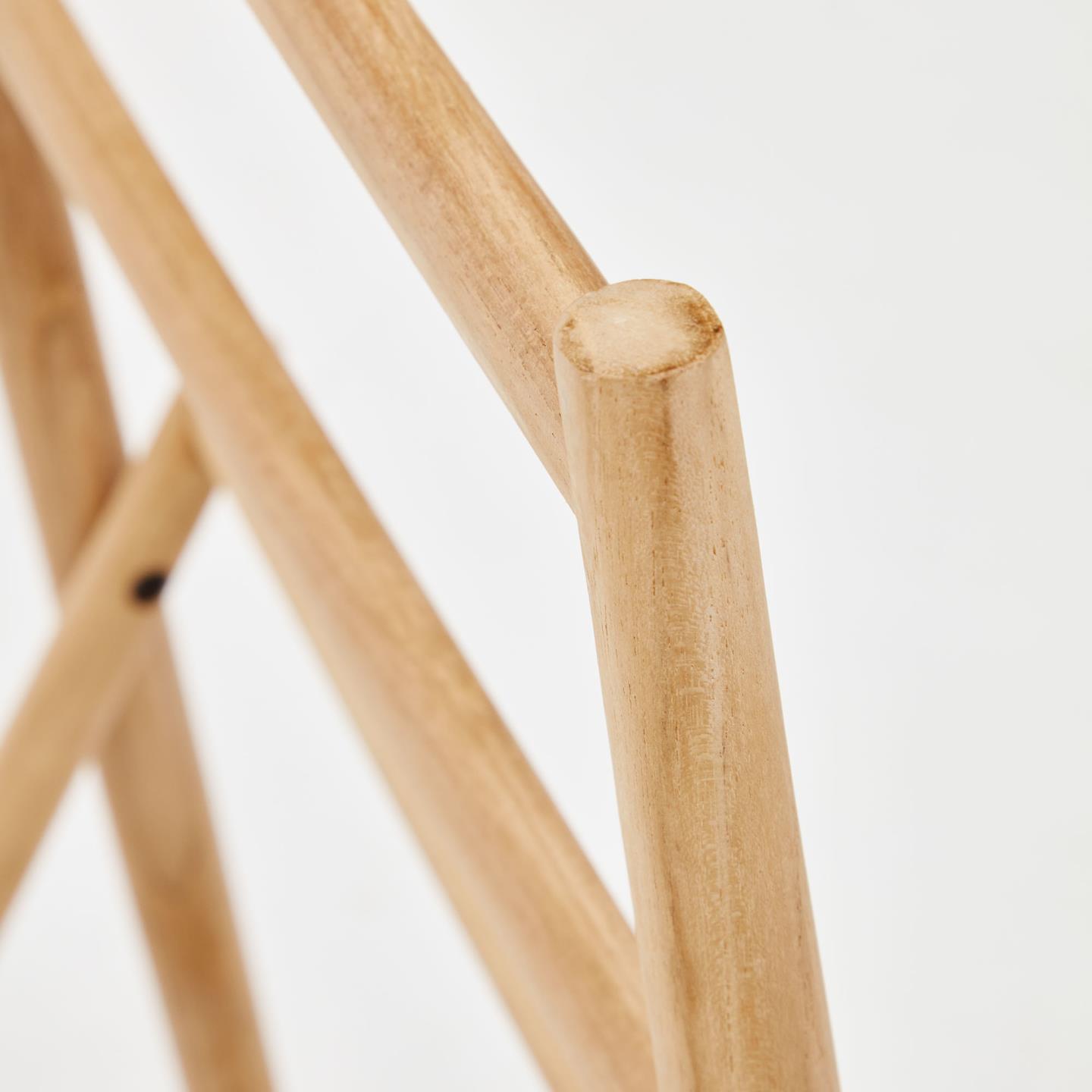 Toalheiro Roxa, madeira teca, 50x96 Estrutura em madeira clara com junções lisas num fundo branco