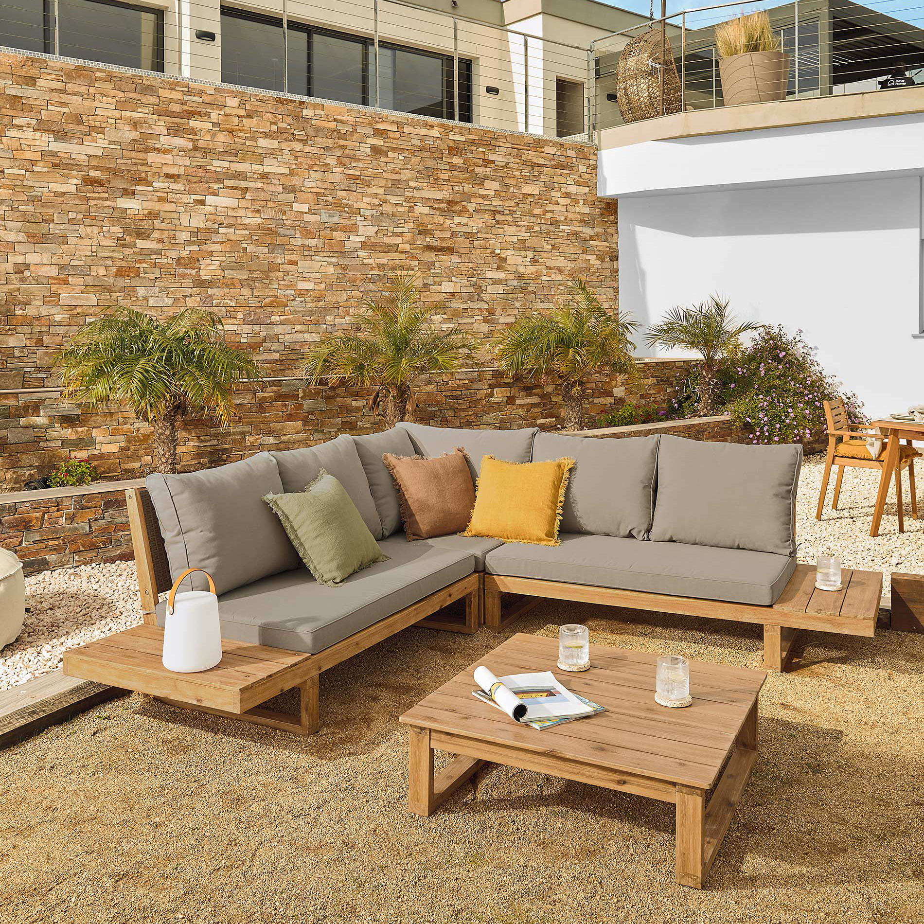 Conjunto Flavia, sofá 5 lugares, mesa, acácia Conjunto de móveis de jardim em madeira com almofadas cinza e coloridas