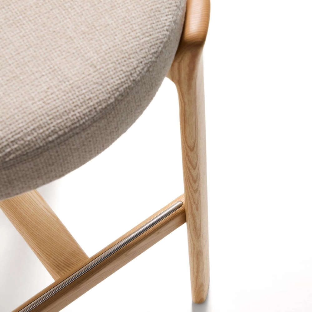 Cadeira alta madeira de freixo estofada bege Grani Assento de cadeira bege com estrutura de madeira clara e detalhe metálico