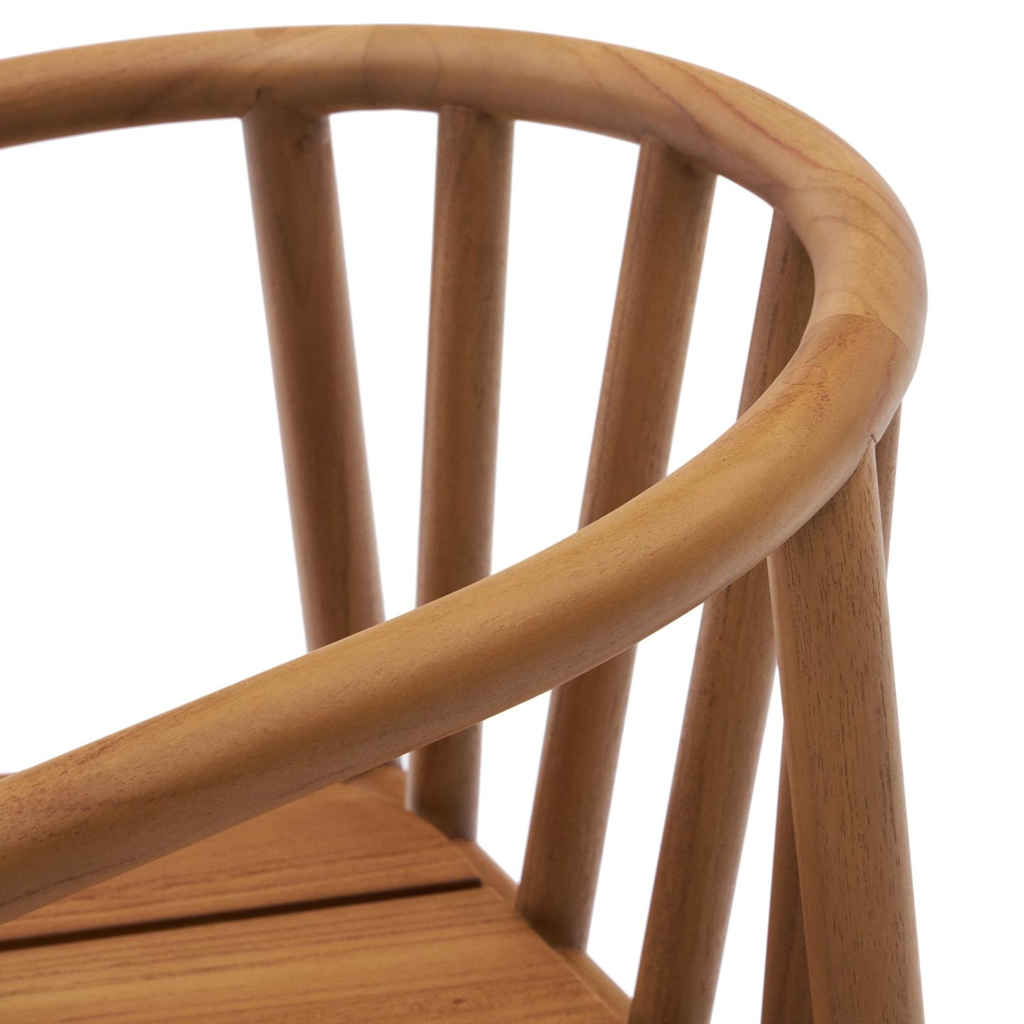 Cadeira Turquet, exterior, madeira teca Detalhe de cadeira de madeira com encosto arredondado e barras verticais