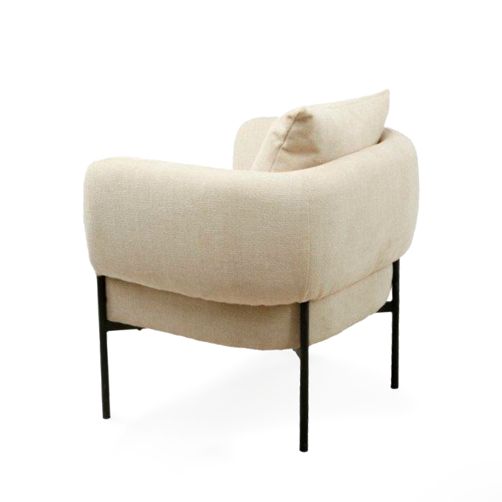 Cadeirão com braços estofado Agadir Poltrona bege com base metálica preta vista de costas