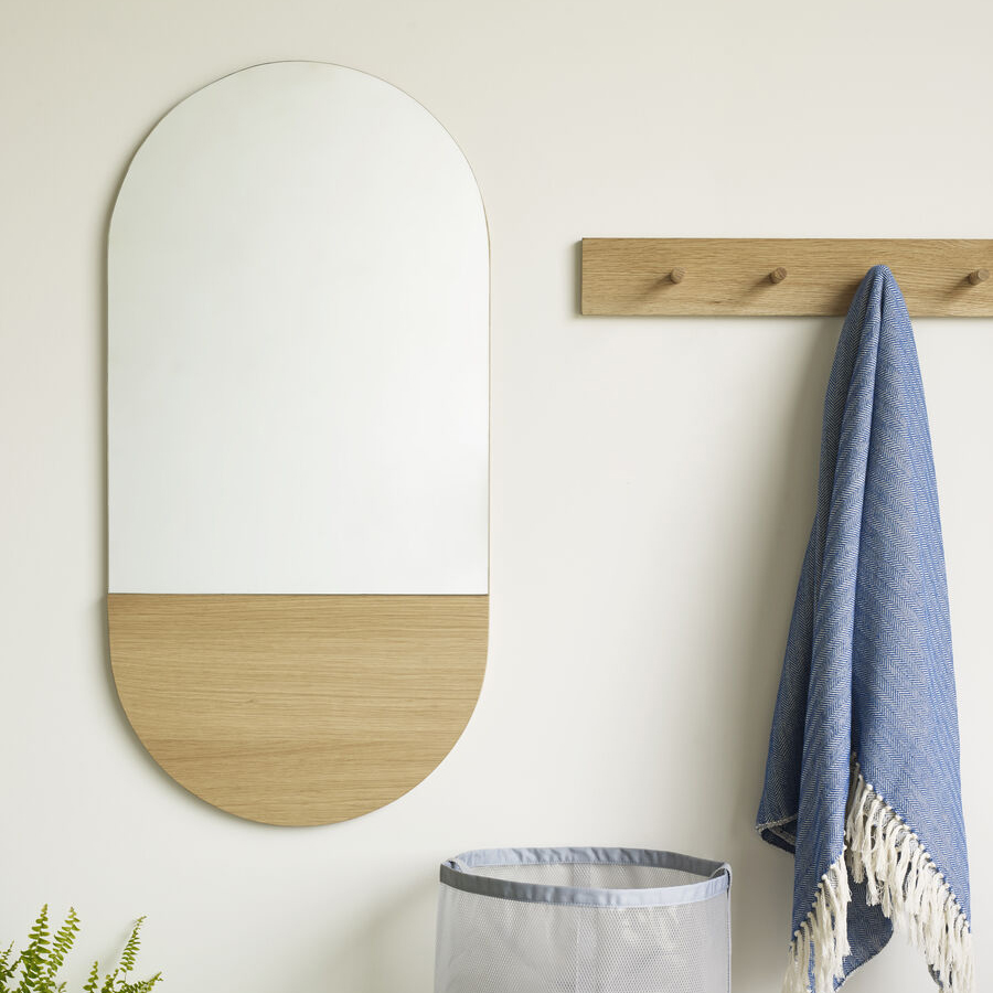 Cabide de parede Folk, madeira, 140x10 Espelho oval com base em madeira, cabideiro de madeira com toalha azul e cesta cinza