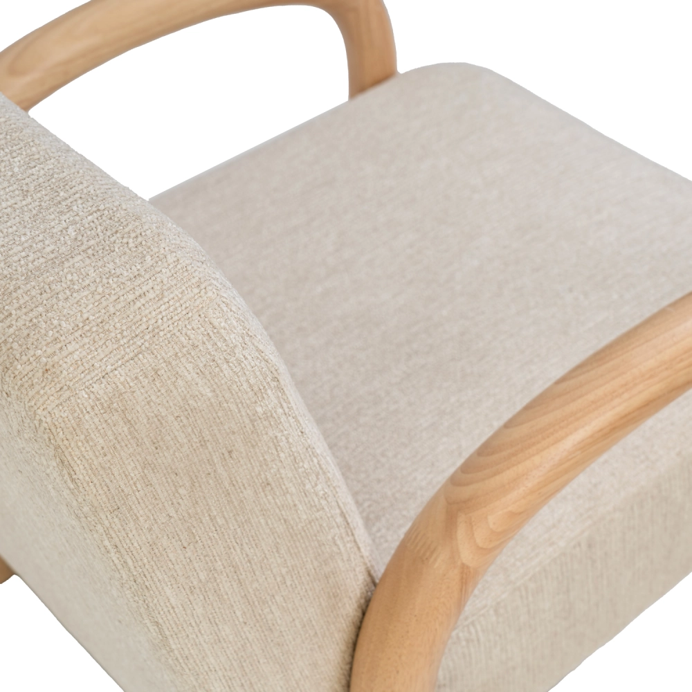 Cadeirão com braços madeira estofado Dorothy Cadeira estofada bege com braços de madeira clara