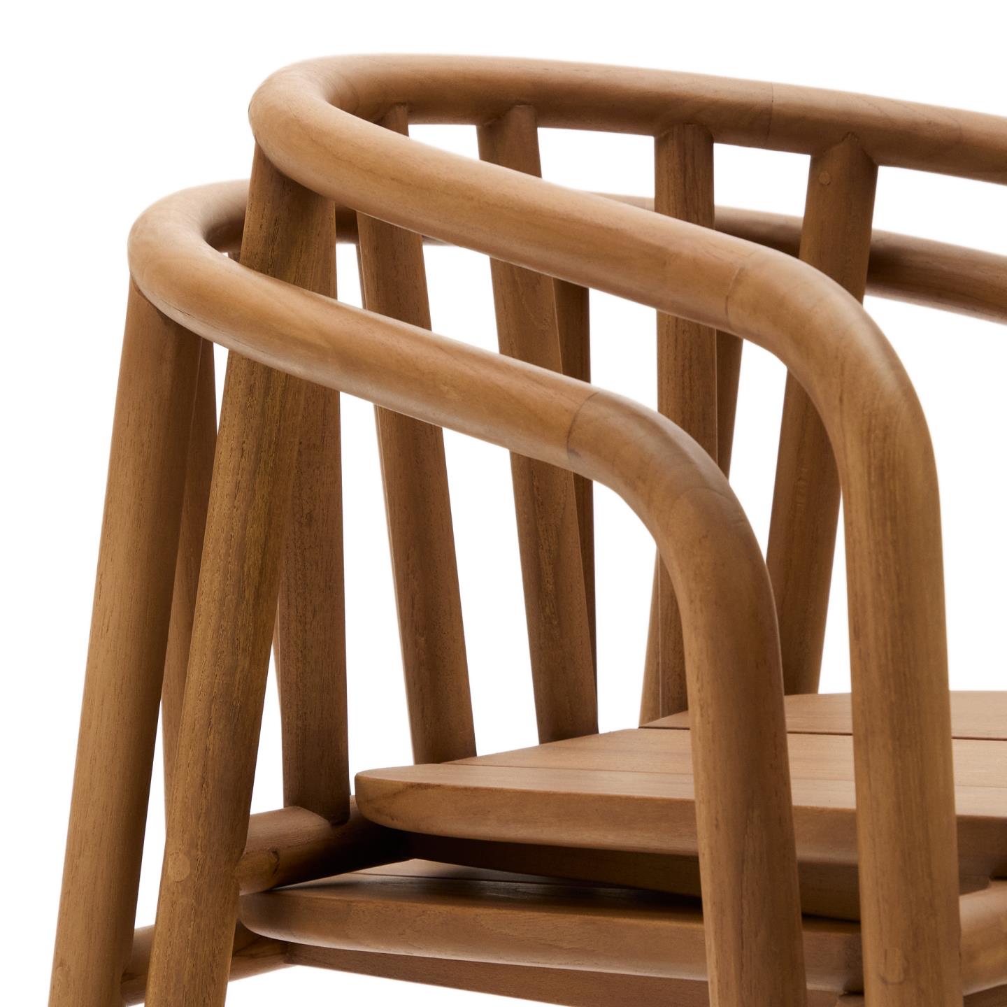 Cadeira Turquet, exterior, madeira teca Cadeira de madeira clara com braços arredondados e estrutura em vários pedaços