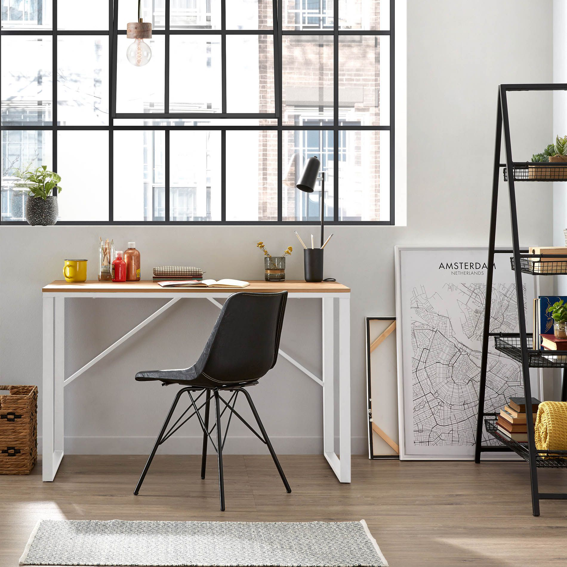 Secretária Talba, MDF/metal, 120x60 Escritório moderno com secretária, cadeira preta e prateleira com objetos decorativos