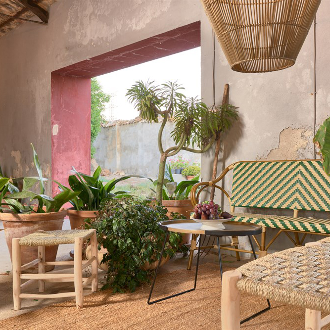 Banco de apoio Kandi, madeira/folha de palmeira Decoração rústica interior com móveis de madeira, bancos entrelaçados, banco verde e branco, plantas em vasos de barro e mesas redondas pequenas