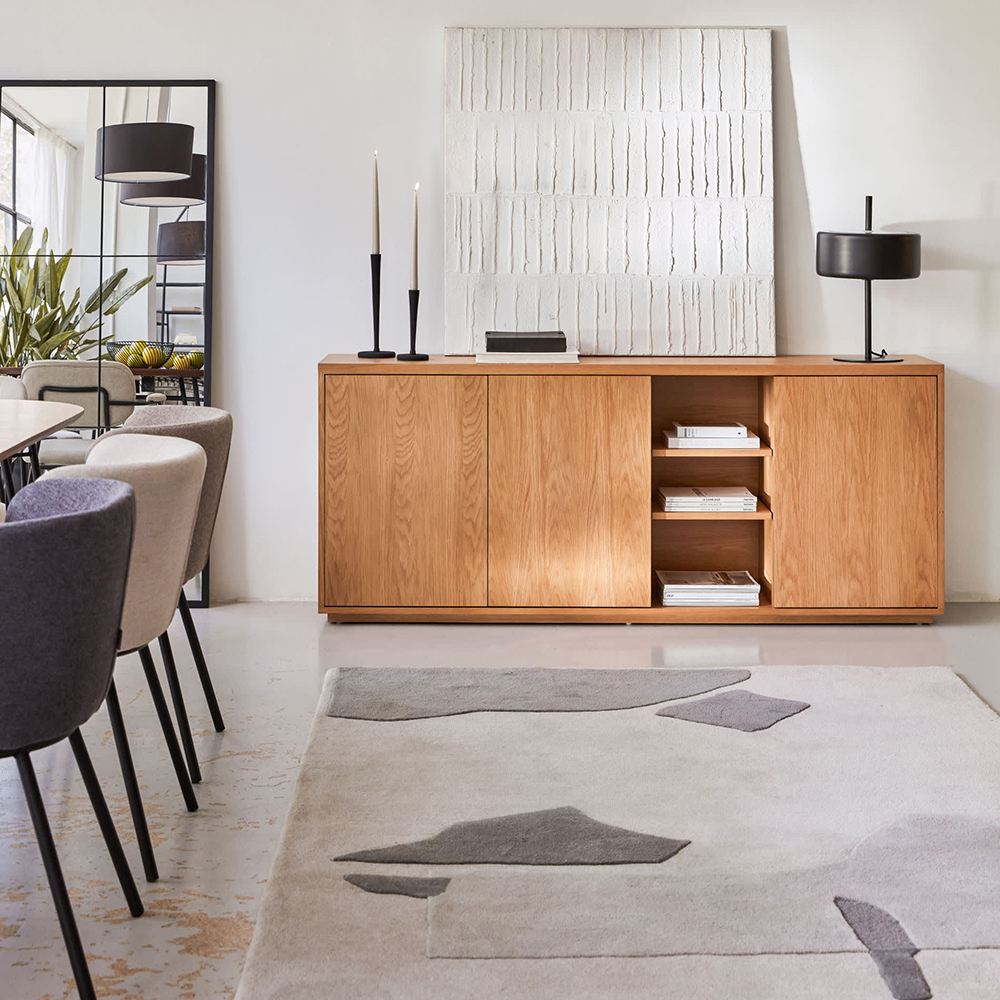 Aparador Abil, madeira carvalho, 180x75 Móvel de madeira carvalho com decoração minimalista e tapete cinza com formas geométricas
