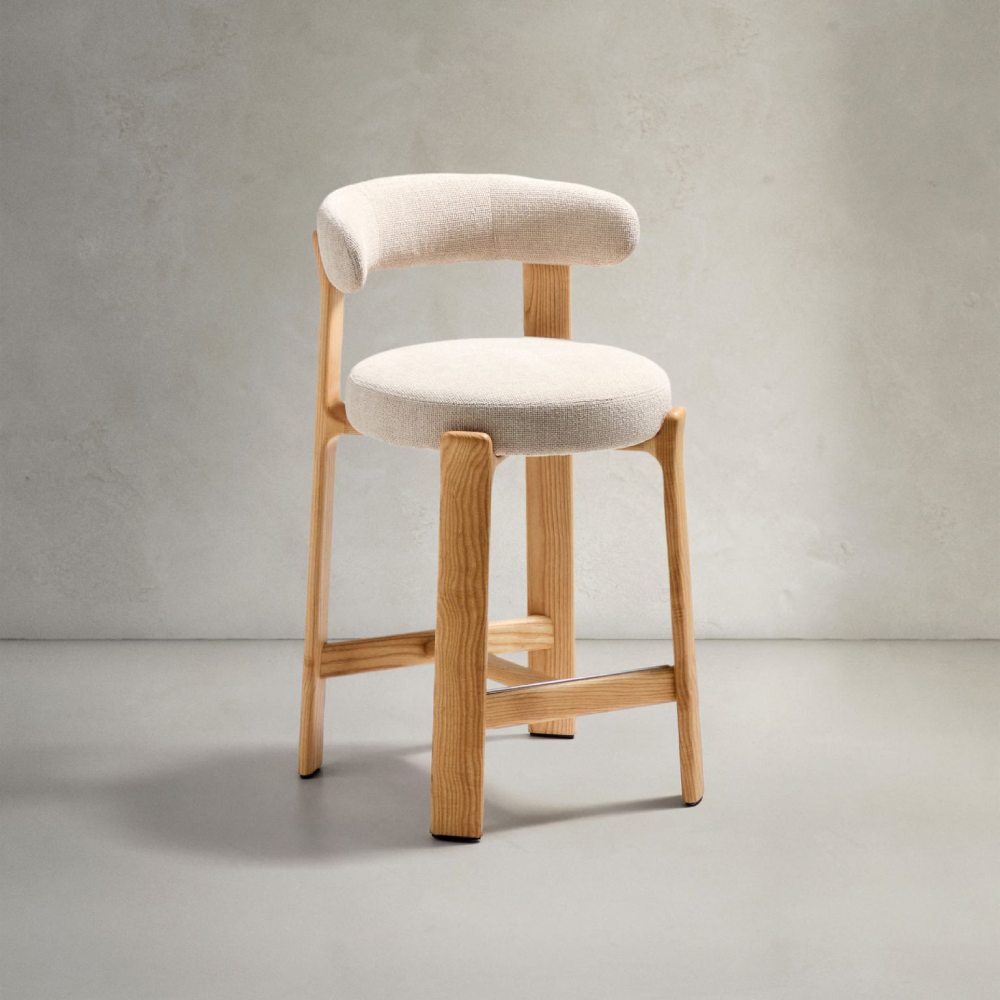 Cadeira alta madeira de freixo estofada bege Grani Cadeira alta em madeira clara com estofos bege claro