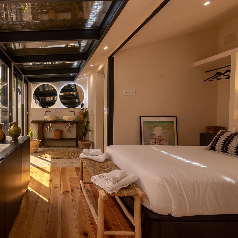 Banco Fasi, madeira de louro/corda, 120x45 Quarto moderno com cama branca, banco de madeira com toalhas e lavatório com espelhos redondos