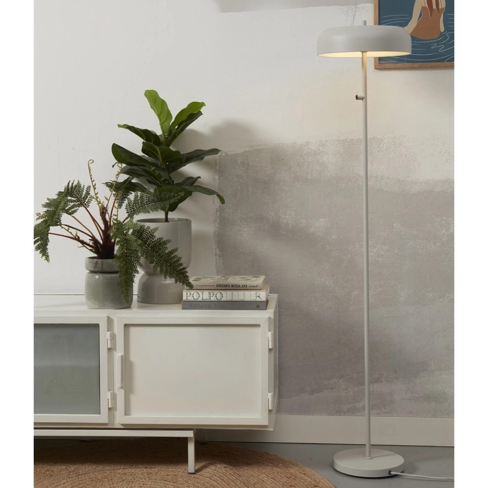 Candeeiro de Pé em Metal Porto Candeeiro de pé branco ao lado de móvel branco com plantas e livros