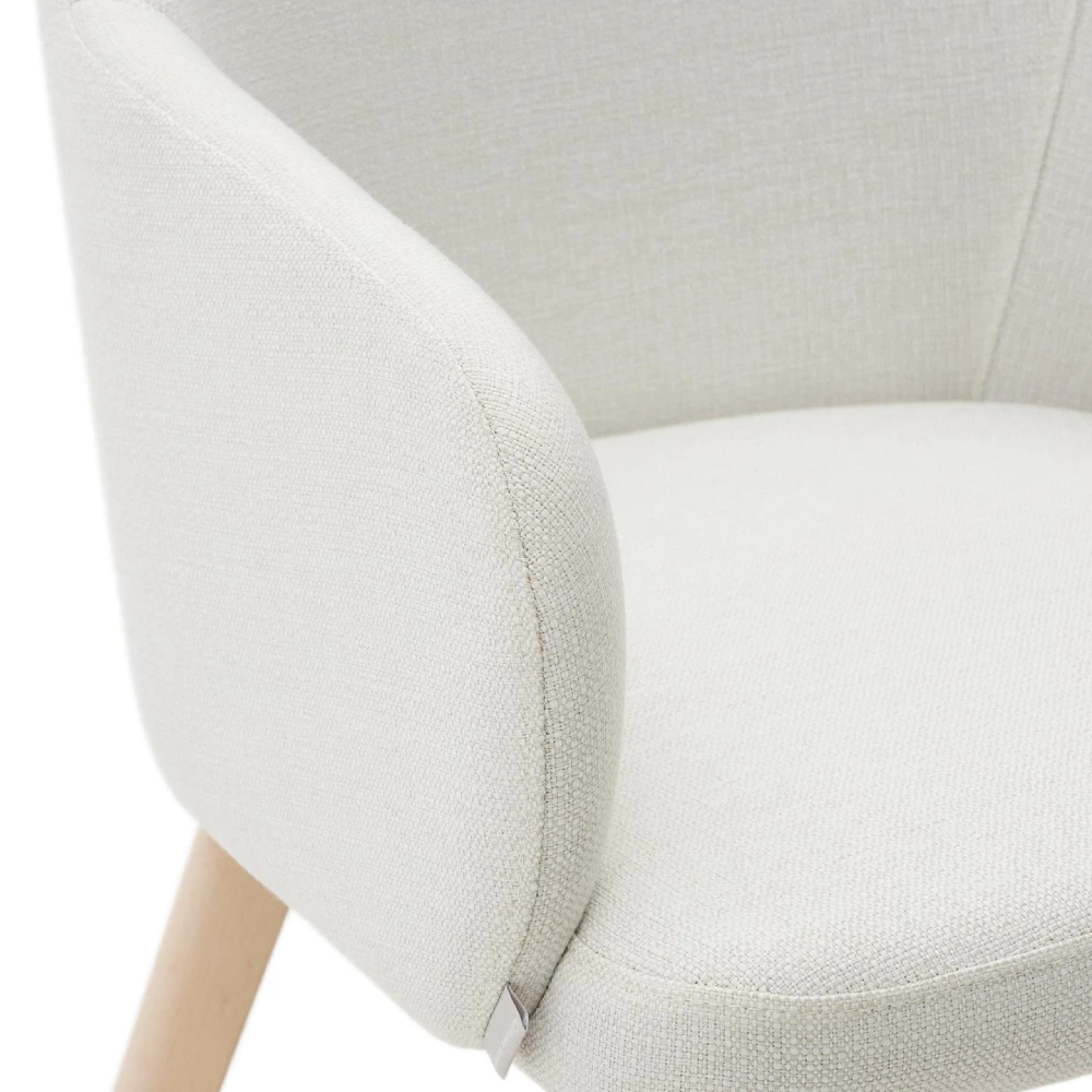 Cadeira estofada com braços em madeira faia Neli cadeira estofada branca com pernas de madeira clara