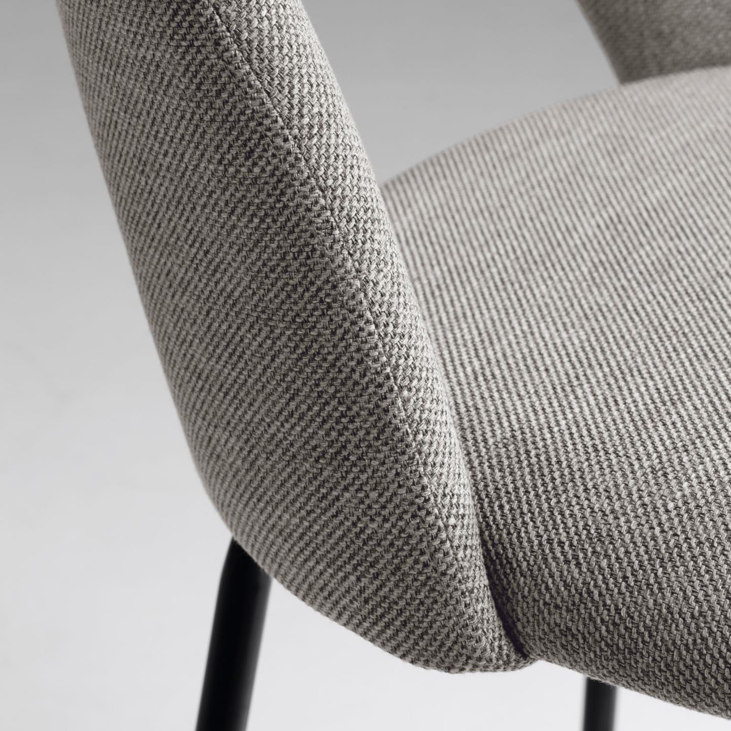Cadeira alta Mahlia, estofada, 63cm Cadeira cinza claro com pernas pretas e estofos em malha