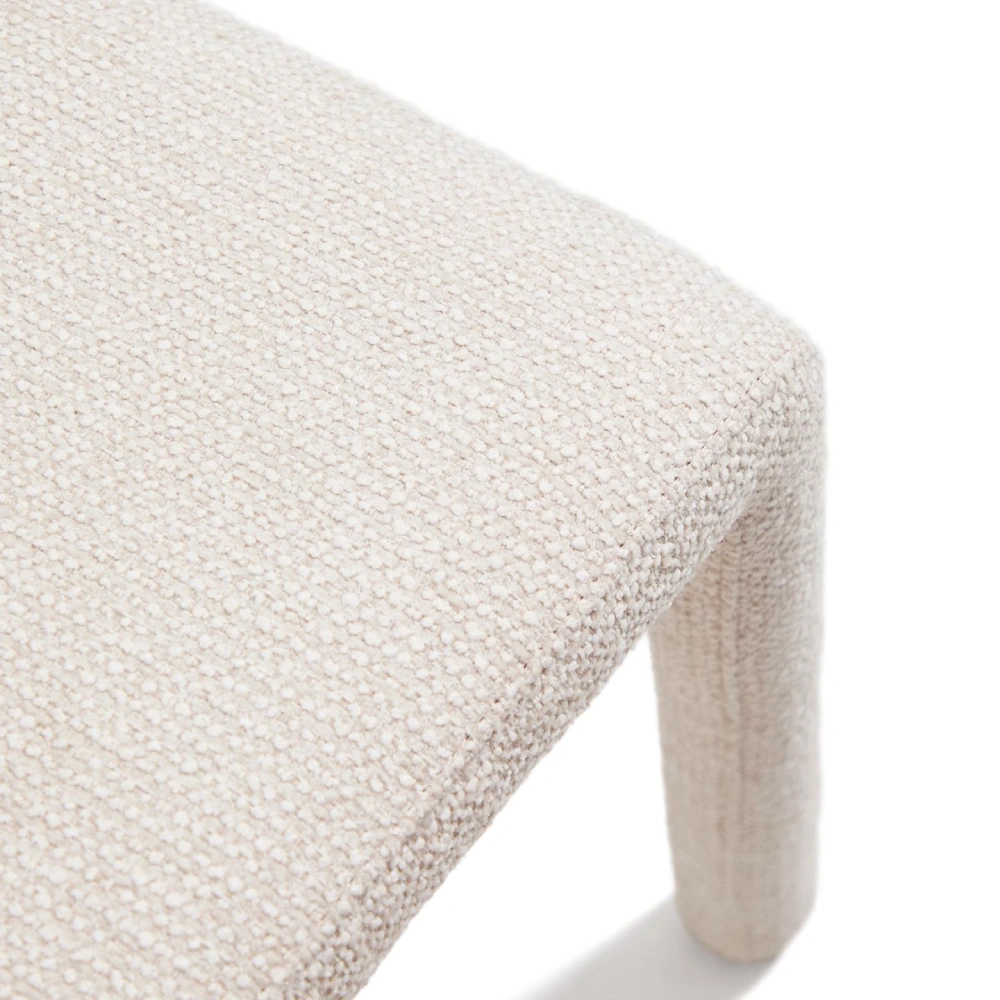 Cadeira empilhável madeira estofada chenille Lorani Banco retangular tecido bege claro com textura de pequenos nós