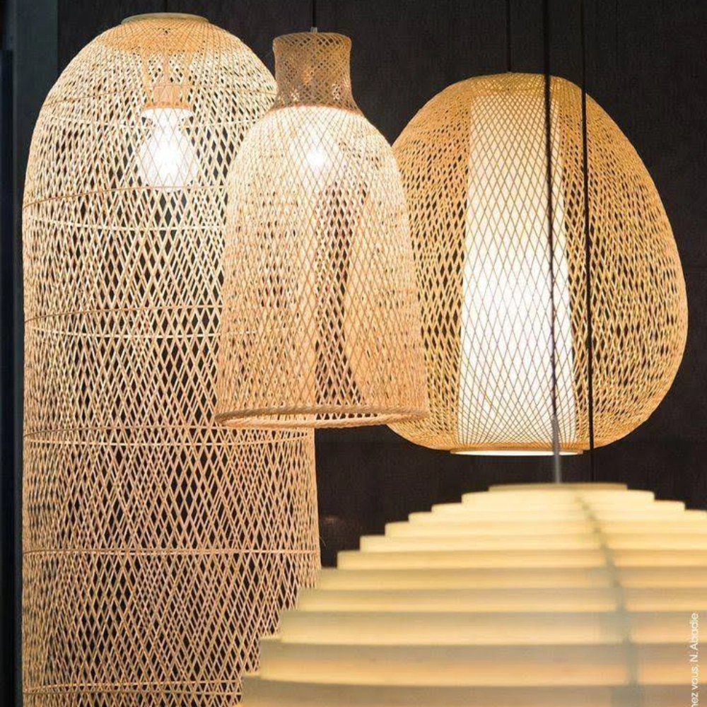 Candeeiro de Teto em Bambu Cap Large Ø48x110 Quatro candeeiros suspensos de materiais trançados bege e branco com padrões variados