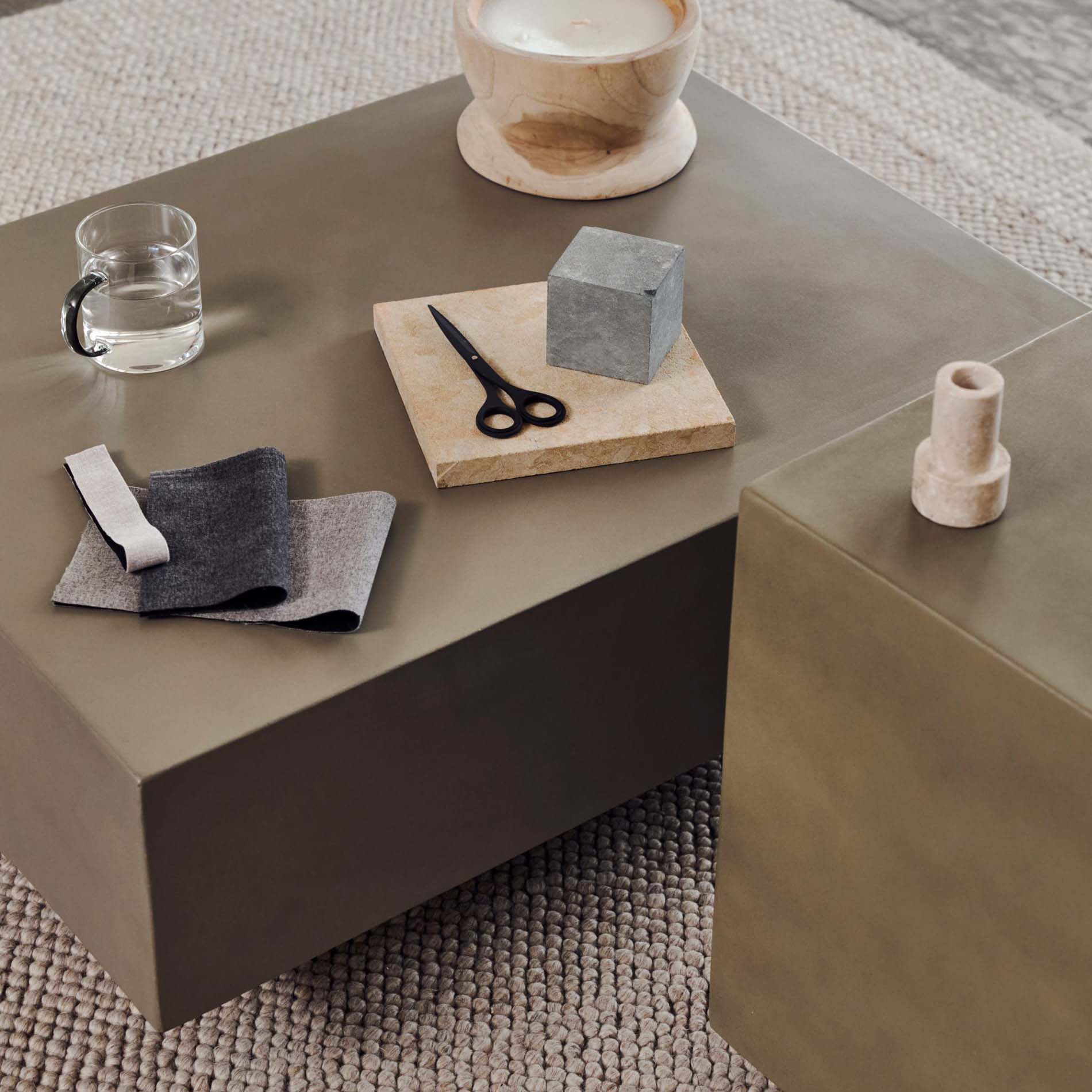 Mesa de centro Rustta, exterior, cimento, 80x60 Mesa de centro castanha sobre tapete bege com objetos decorativos