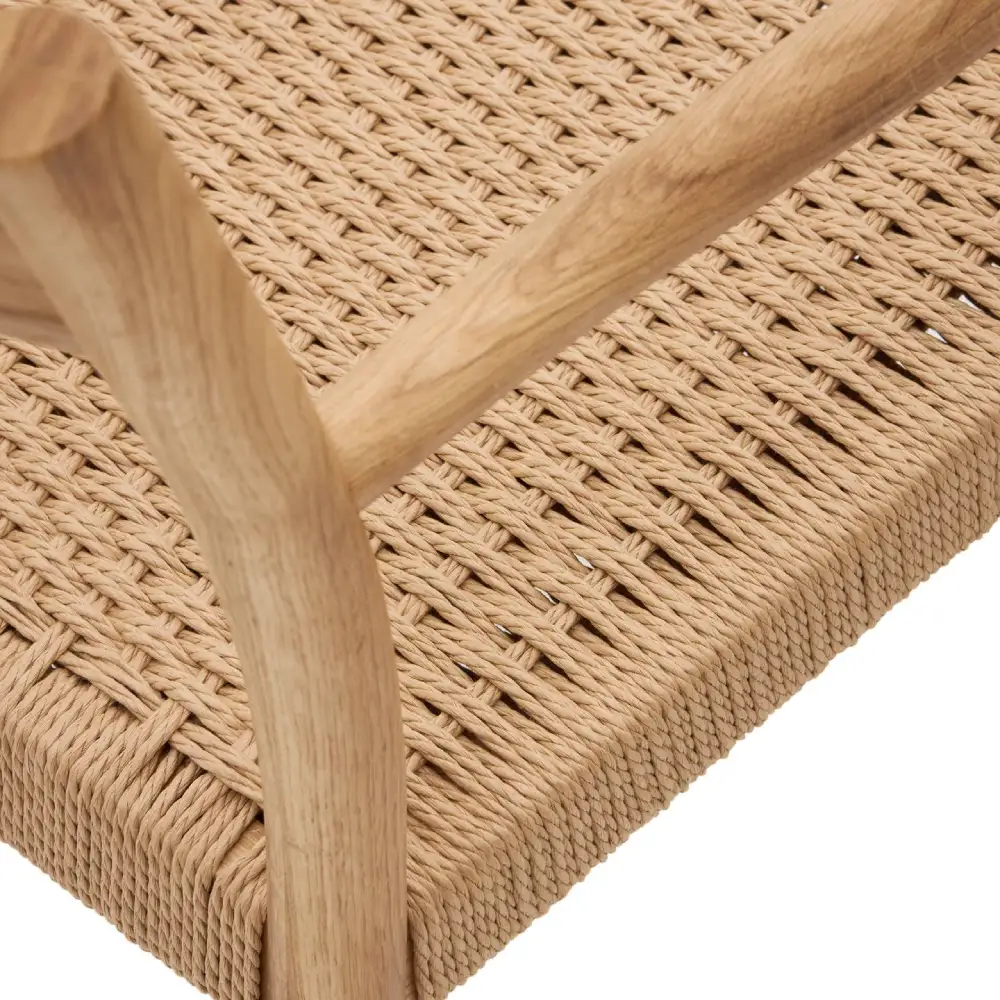 Cadeira com braços em madeira carvalho Yalin Assento de cadeira com trama de corda bege e estrutura de madeira clara