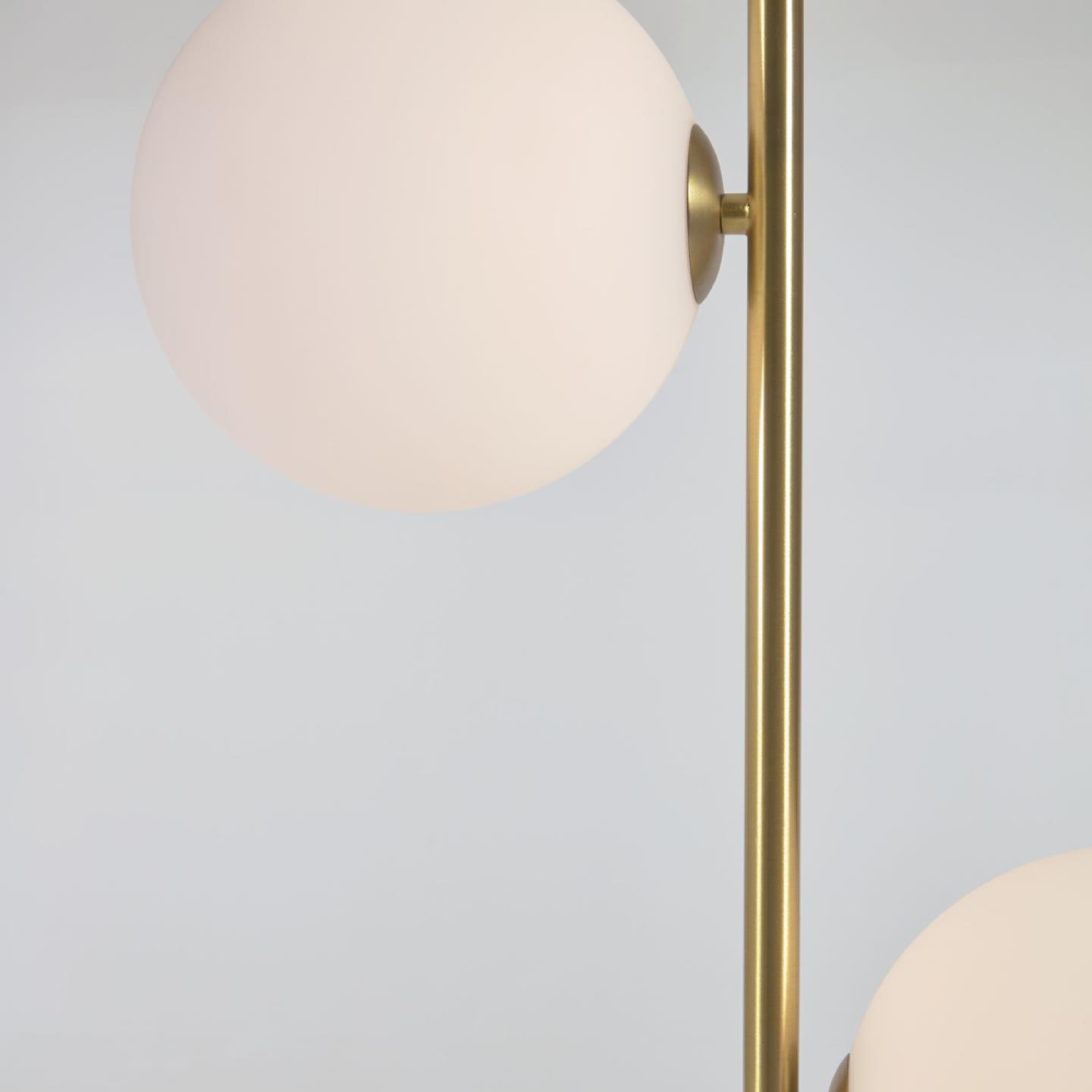 Candeeiro de Pé com Dois Globos em Vidro Lonna Candeeiro de pé dourado com globos brancos opacos