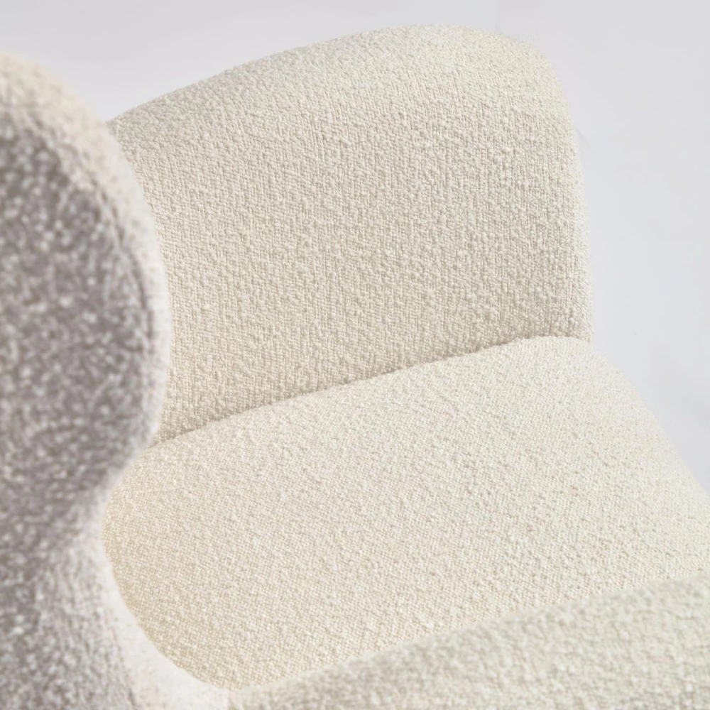 Poltrona estofada bouclé branco Pati Cadeira estofada branca com tecido texturizado