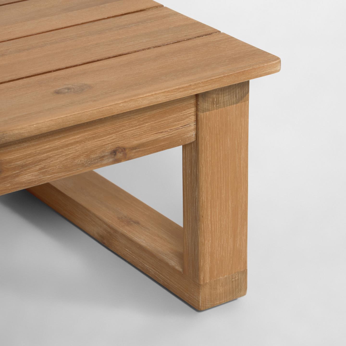 Conjunto Flavia, sofá 5 lugares, mesa, acácia Mesa de madeira clara com tampo de tábuas paralelas e pernas retangulares