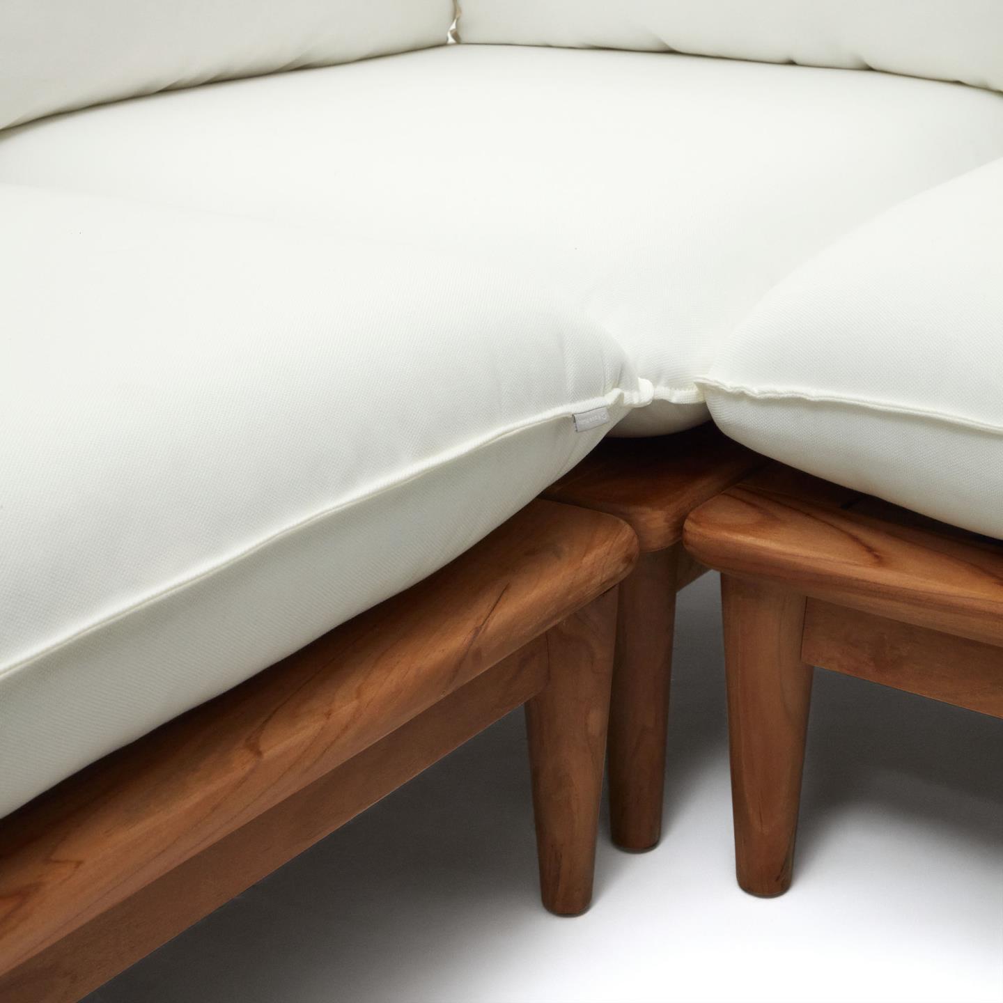 Conjunto Porto Rico, sofá 2 lugares, mesa, madeira teca Sofá com almofadas brancas e estrutura de madeira castanha