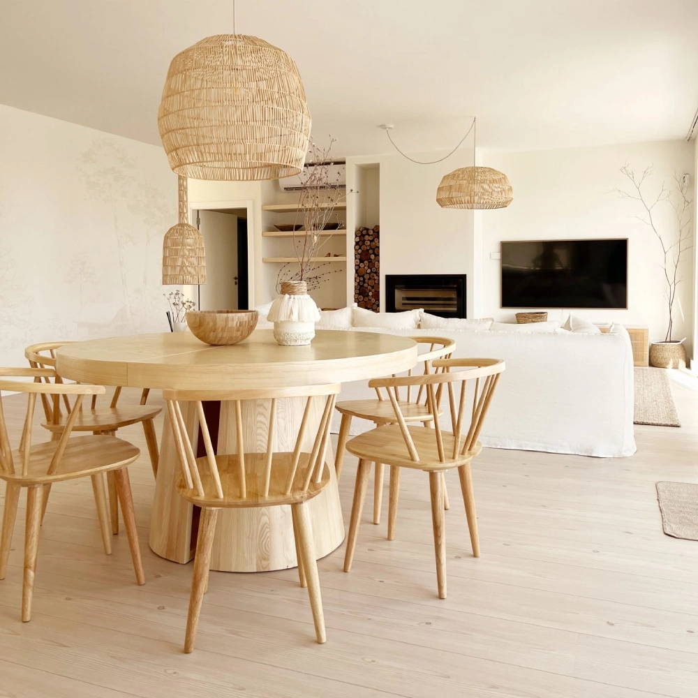 Candeeiro de Teto em Rattan Nama Ø78x78 Sala de jantar com mesa redonda de madeira clara e cadeiras, candeeiros de vime e sofá branco