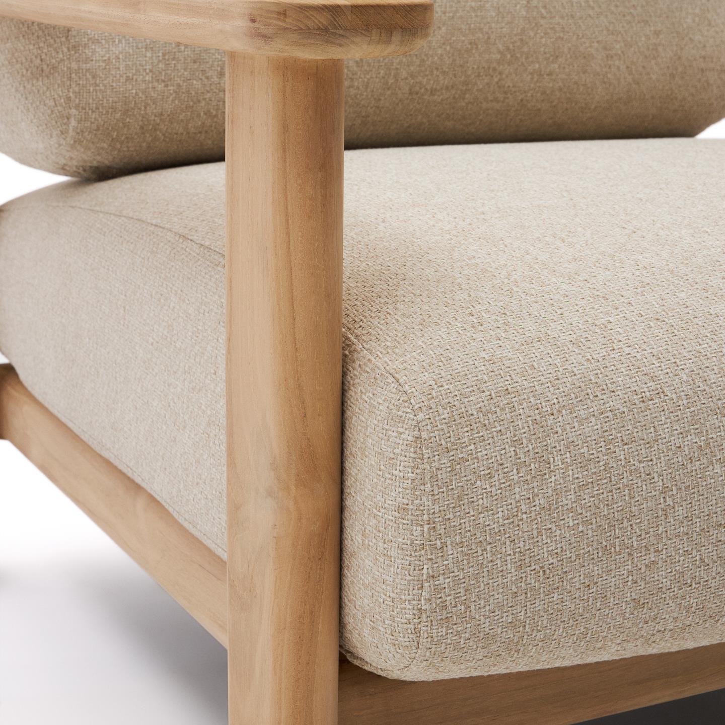 Cadeirão Tiran, exterior, madeira teca, bege Detalhe de cadeira em madeira clara com estofamento bege