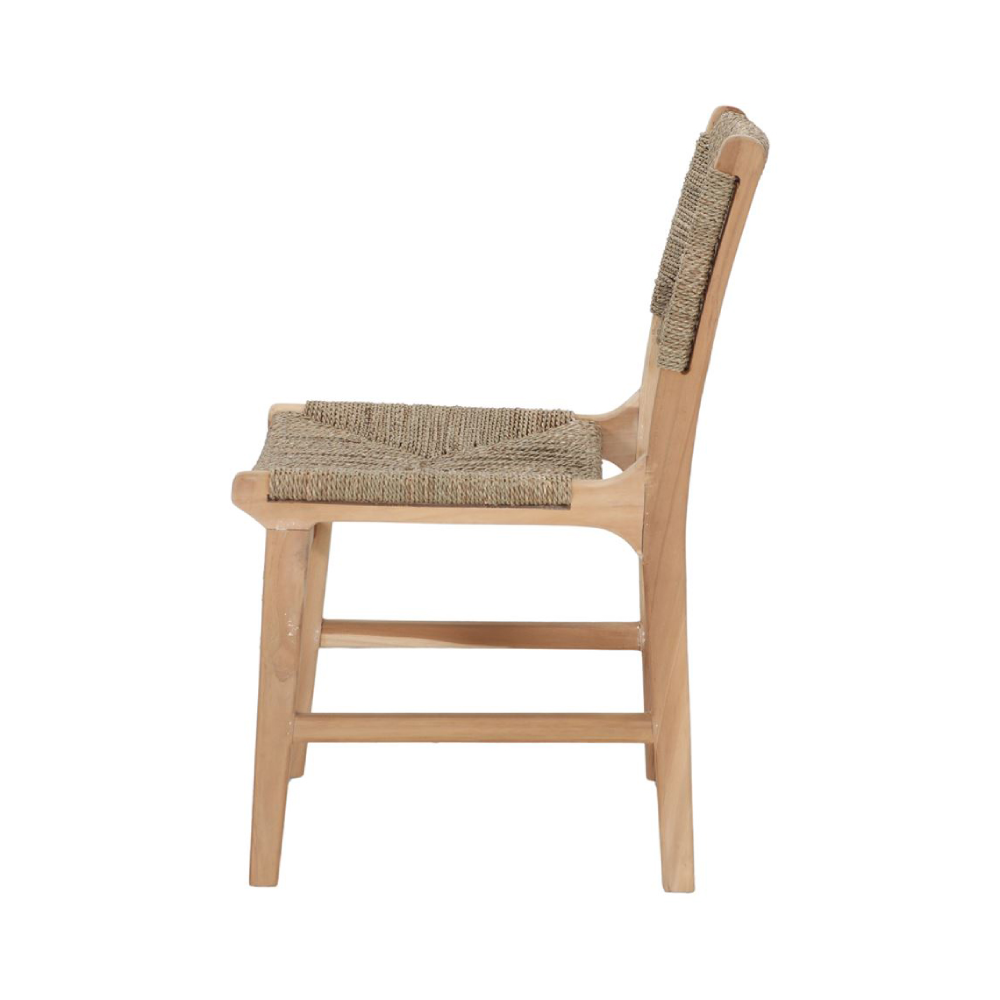 Cadeira em madeira teca e fibras naturais Juno Cadeira de madeira clara com assento e encosto em corda trançada natural vista de perfil