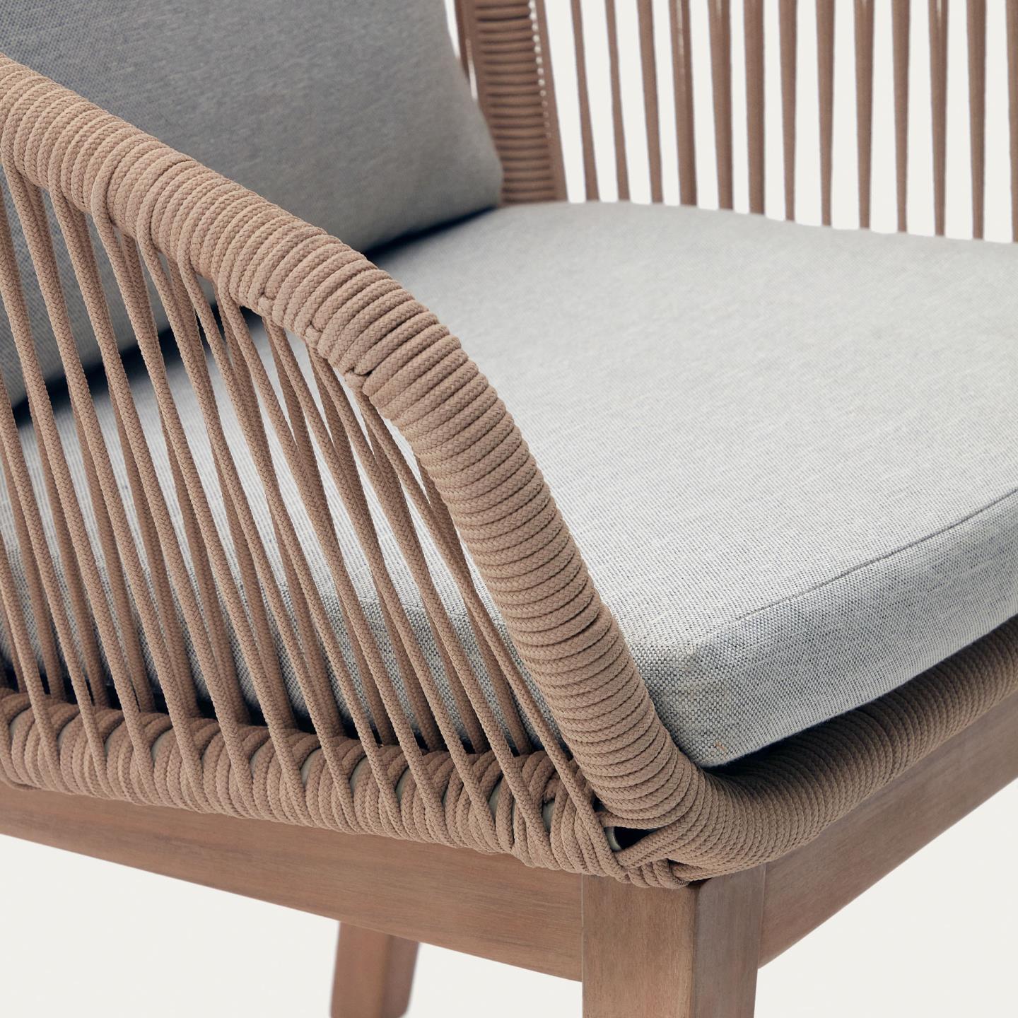 Cadeira Portale, exterior, madeira acácia Cadeira de madeira com assento almofadado cinza e braços de corda trançada bege