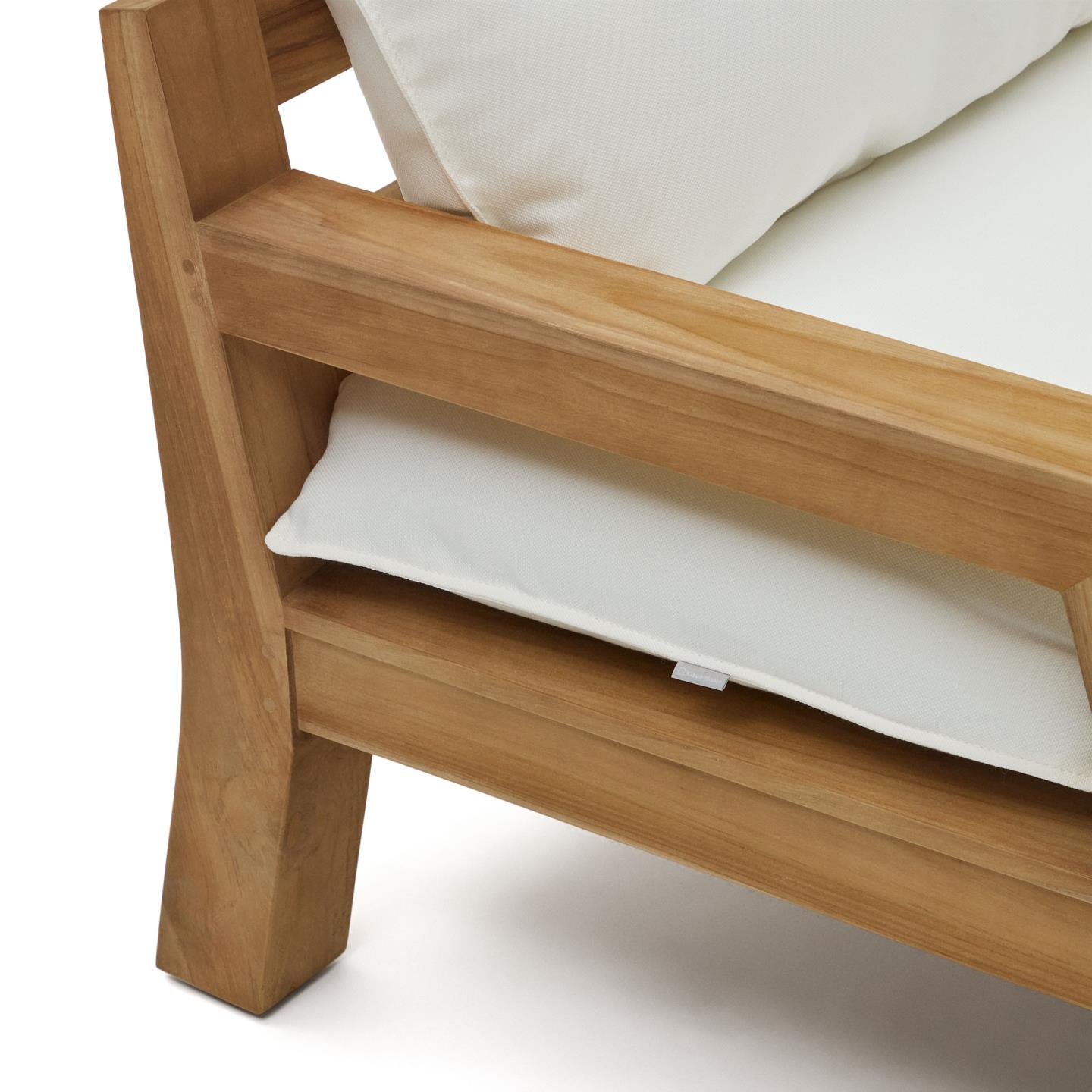 Espreguiçadeira Forcan, exterior, madeira teca Cadeira ou sofá de madeira clara com almofadas brancas