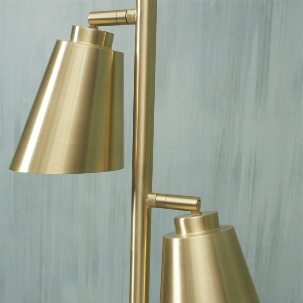 Candeeiro de Pé em Metal com Dois Focos Giratórios Bremen Candeeiro de chão dourado com dois abat-jours cónicos