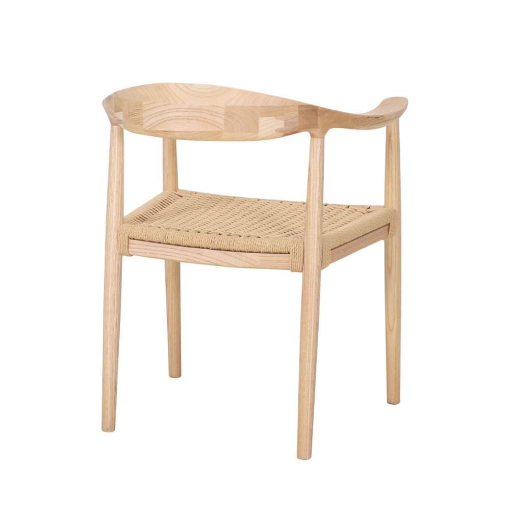 Cadeira com braços em madeira e corda natural Cassia Cadeira de madeira clara com assento trançado e encosto curvo