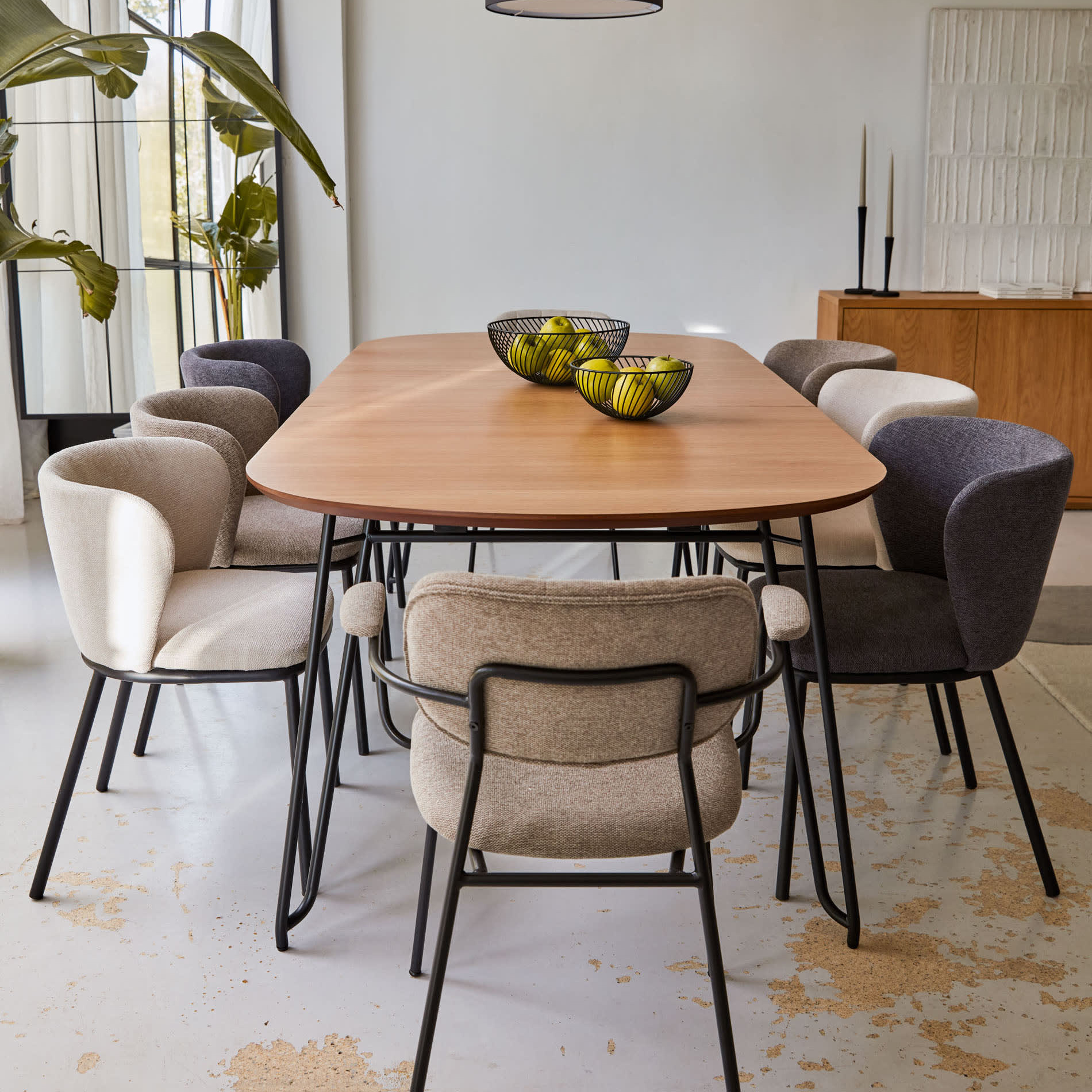 Mesa extensível Novic, carvalho/metal, 170(320)x100 Mesa de madeira oval com oito cadeiras estofadas em cores neutras num ambiente interno