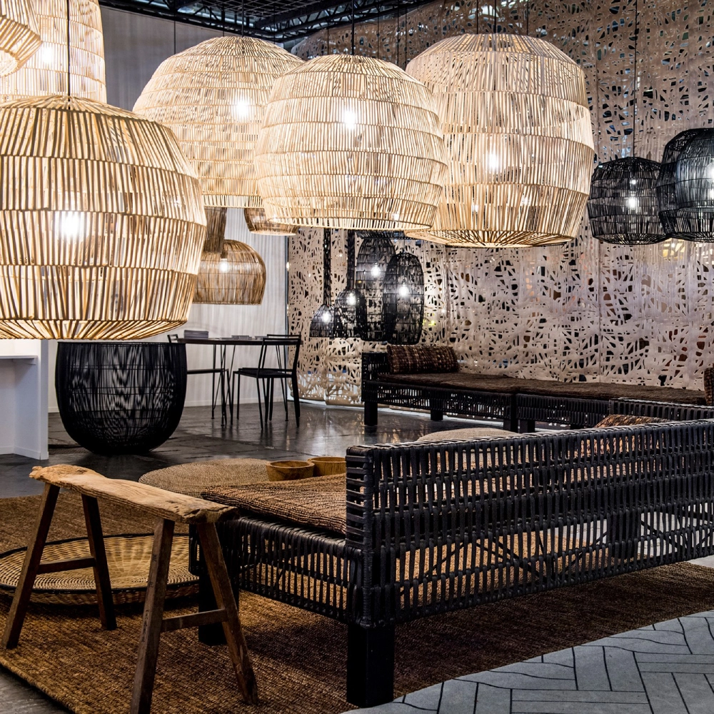 Candeeiro de Teto em Rattan Nama Ø60x52 Mobiliário e candeeiros em madeira e fibras naturais em espaço interior decorado.