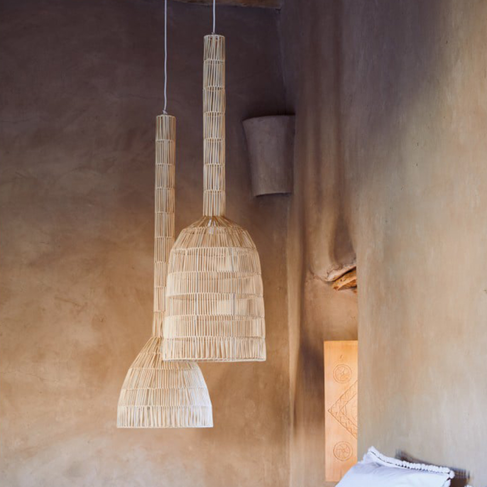 Candeeiro de Teto em Rattan Umut Ø35x114 Três candeeiros pendentes de vime branco suspensos em teto, fundo de parede de cor castanha